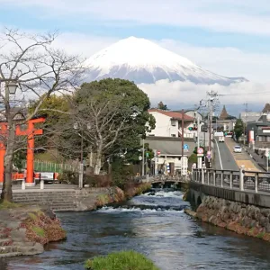 鳥居から富士山が大きくみえます