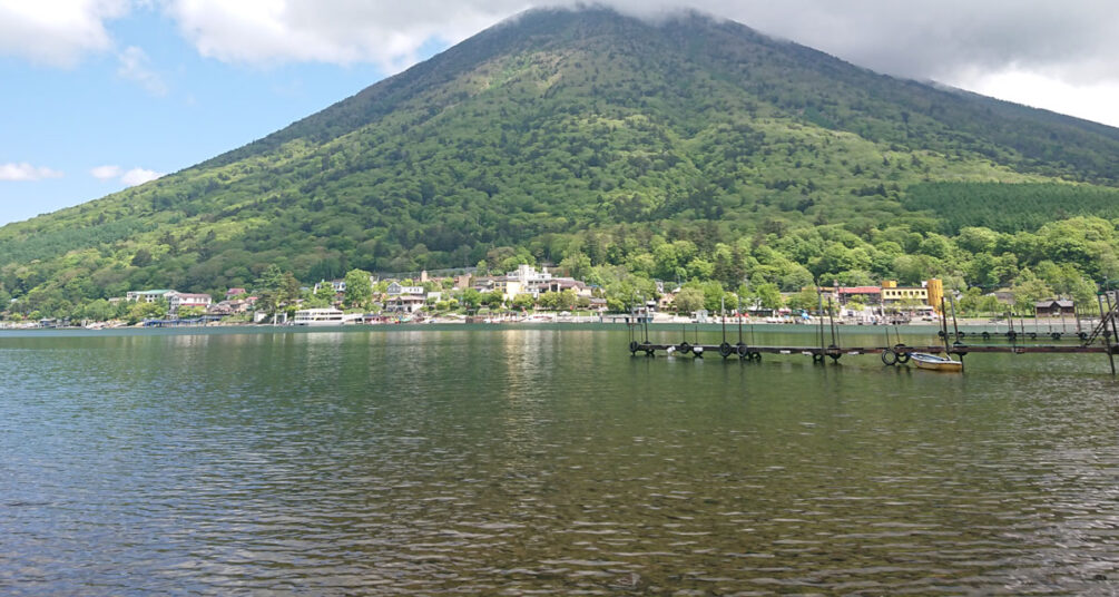 中禅寺湖と男体山